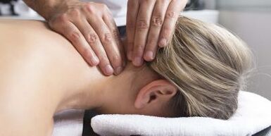 Masazhi, duke relaksuar qafën dhe shpatullat, lehtëson simptomat e osteokondrozës së shpinës së qafës së mitrës