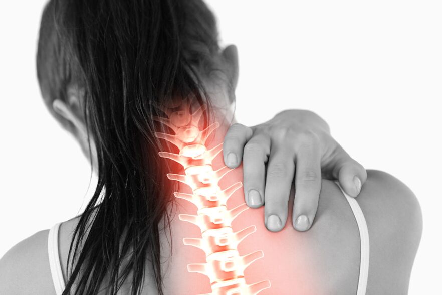 Dhimbja për shkak të osteokondrozës së shpinës së kraharorit tek gratë mund të rrezatojë në zonën e qafës