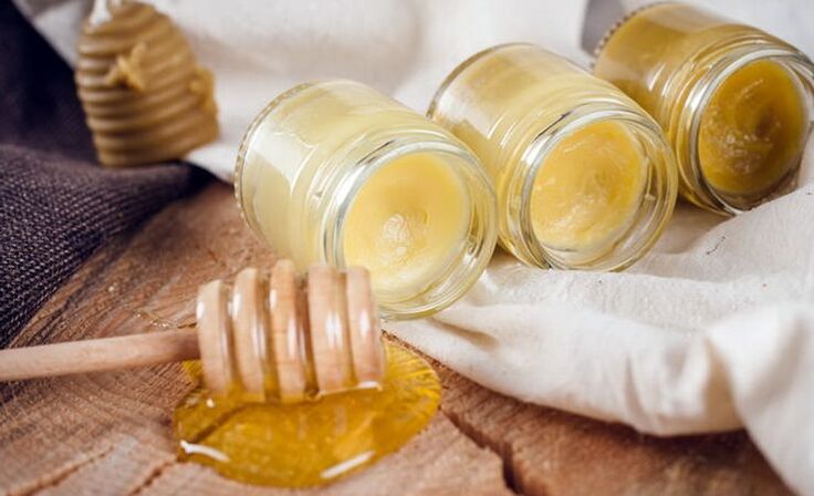 Në shtëpi mund të përgatisni një pomadë për trajtimin e osteokondrozës torakale