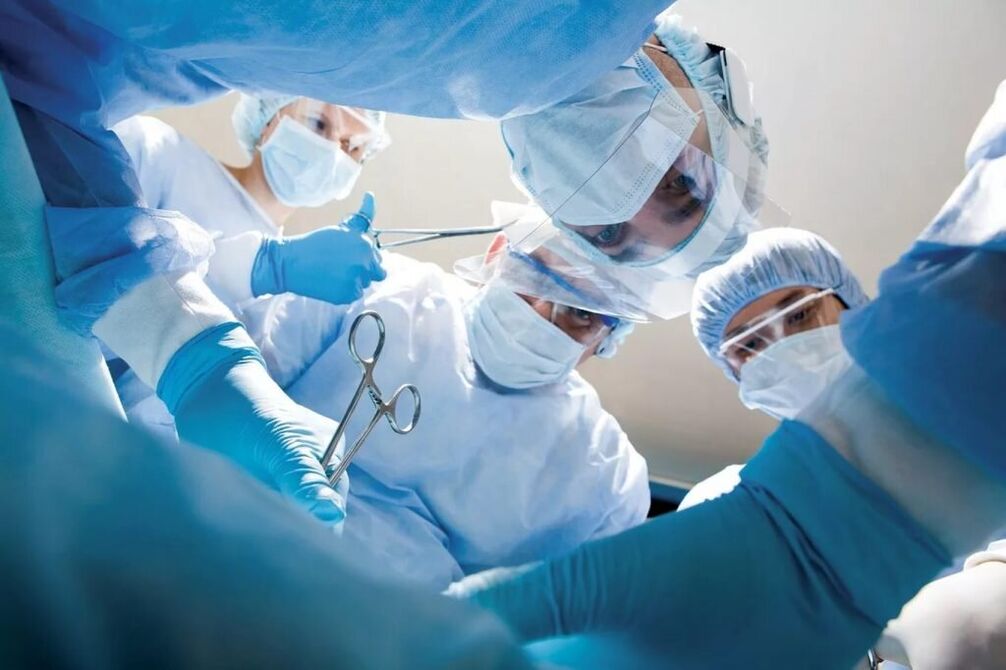 Për osteokondrozën e komplikuar të kraharorit, kryhet operacioni